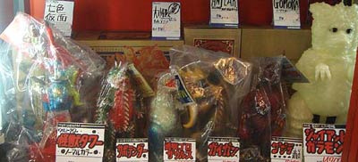 まんだらけ 福岡店 4F 【ソフビ】 モンスターアトラクション！TOYGRAPH（トイグラフ）【ウルトラQ怪獣タワー】！！ - まんだらけトピックス